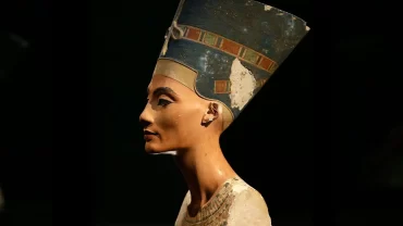 El Cairo Museum, ancient Egypt artifacts, historical treasures, pharaohs' legacy, Tutankhamun's treasures, royal mummies, Egyptian art, cultural heritage, educational programs, preservation efforts