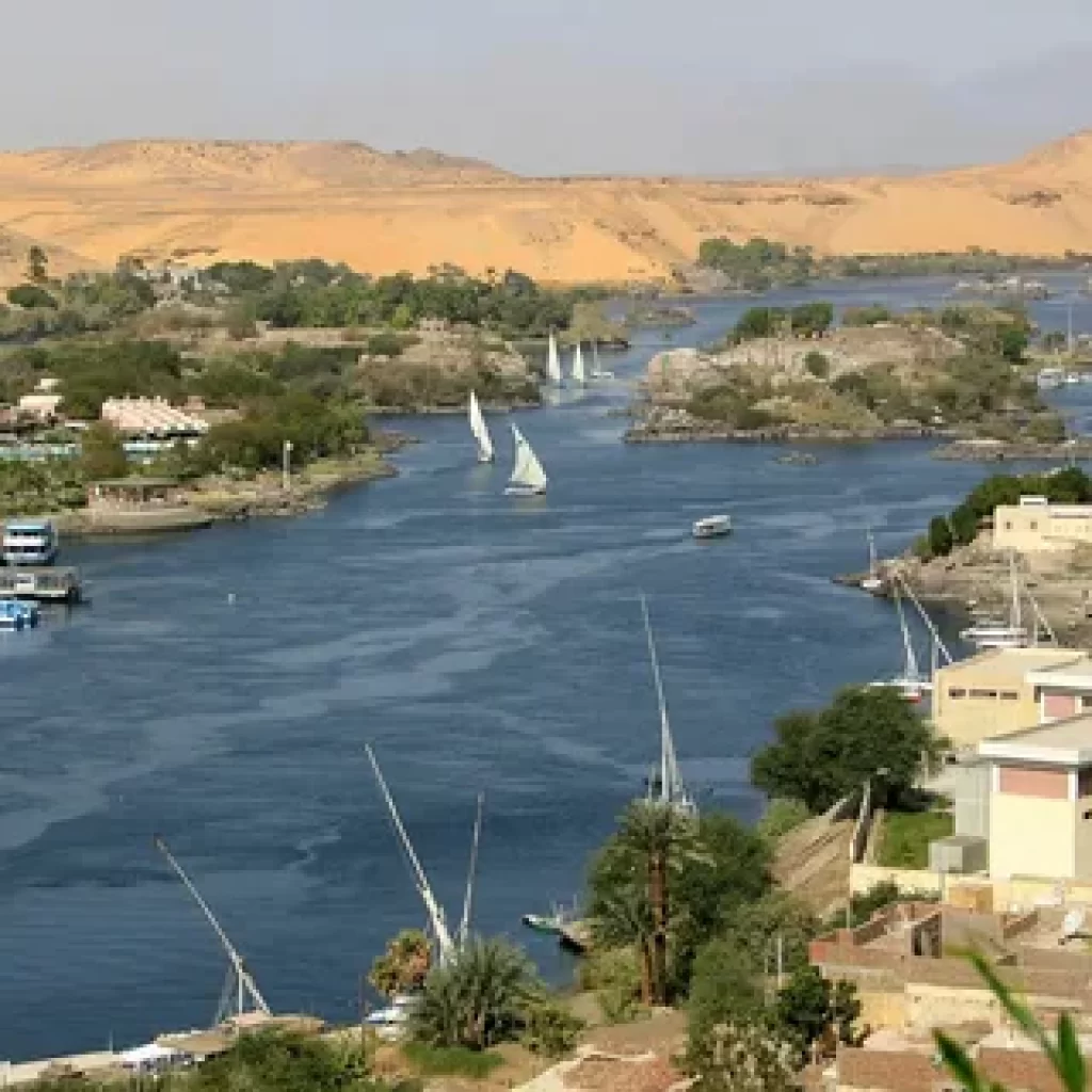 The capital city along which the Nile runs, the Nile-centric capital,
Pharaonic metropolis,
Nile-bordered capital city