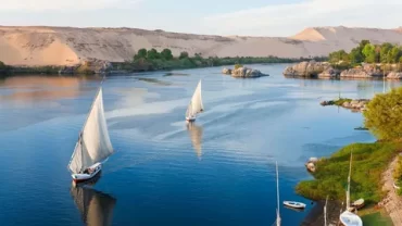 The capital city along which the Nile runs, the Nile-centric capital, Pharaonic metropolis, Nile-bordered capital city