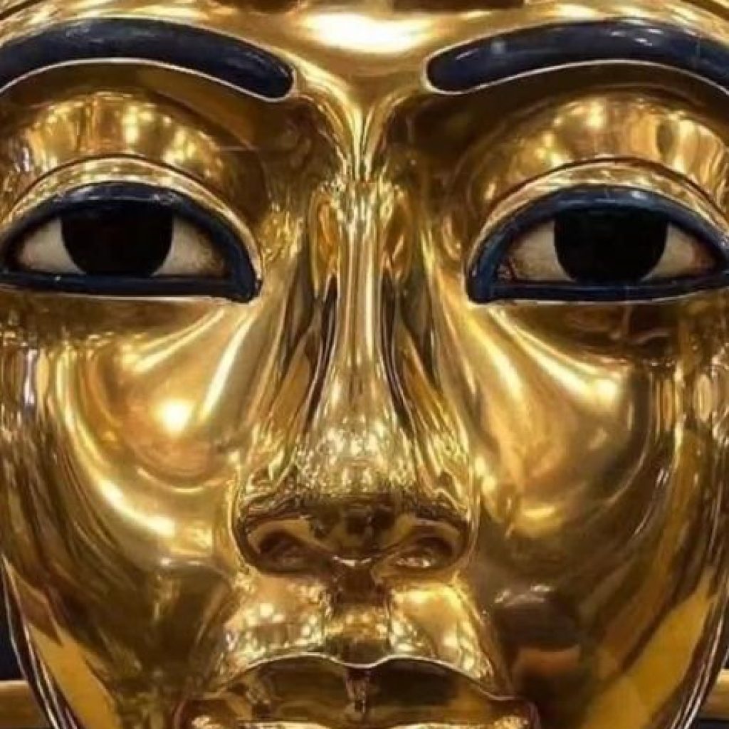 The Golden Mask of Tutankhamun,
Ancient Egyptian Artifact,
Howard Carter Discovery,
Pharaoh's Burial Mask,
18th Dynasty Egypt,
Tutankhamen's Tomb,
Valley of the Kings,
Egyptian Antiquities,
Semi-Precious Inlays,
Historical Relic,
Egyptology Milestone
