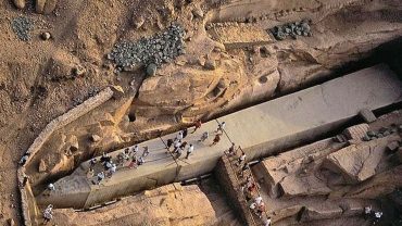 The Unfinished Obelisk, Aswan, Aswan Granite Quarry, Hatshepsut’s Monument, Ancient Egyptian Engineering, Granite Carving Techniques, Obelisk Crack Mystery, New Kingdom Architecture, Dolerite Ball Tools, Archaeological Discoveries, Egyptian Sun God Ra, Monumental Abandonment