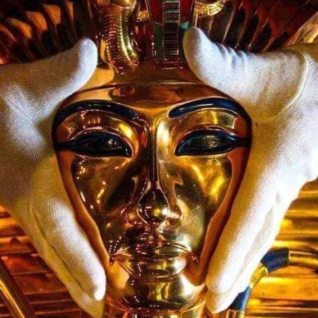 The Golden Mask of Tutankhamun,
Ancient Egyptian Artifact,
Howard Carter Discovery,
Pharaoh's Burial Mask,
18th Dynasty Egypt,
Tutankhamen's Tomb,
Valley of the Kings,
Egyptian Antiquities,
Semi-Precious Inlays,
Historical Relic,
Egyptology Milestone
