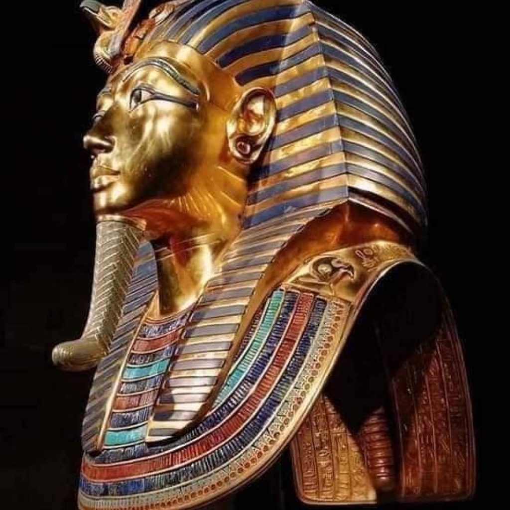 The Golden Mask of Tutankhamun,
Ancient Egyptian Artifact,
Howard Carter Discovery,
Pharaoh's Burial Mask,
18th Dynasty Egypt,
Tutankhamen's Tomb,
Valley of the Kings,
Egyptian Antiquities,
Semi-Precious Inlays,
Historical Relic,
Egyptology Milestone
